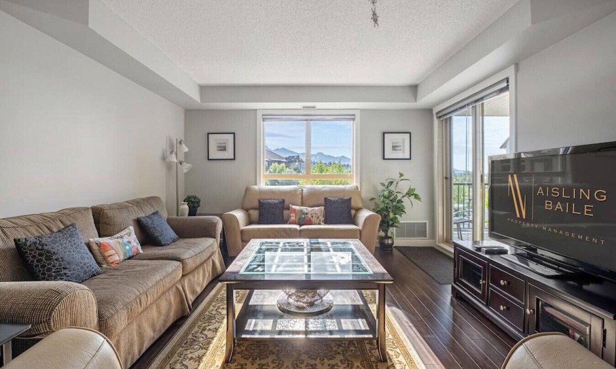 Invermere Apartment | Scenic Lakefront Getaway | Hot Tub | Pool | Gym