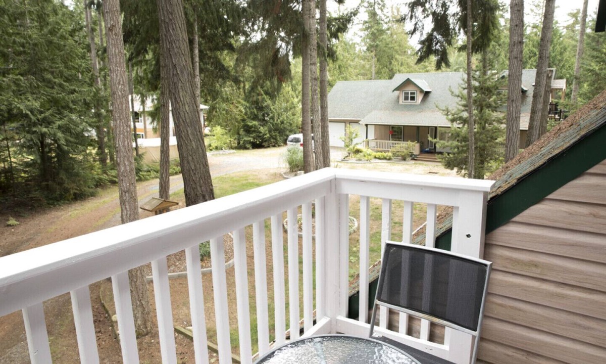 Regional District of Nanaimo House | Self Contained, Comfortable Carriage House