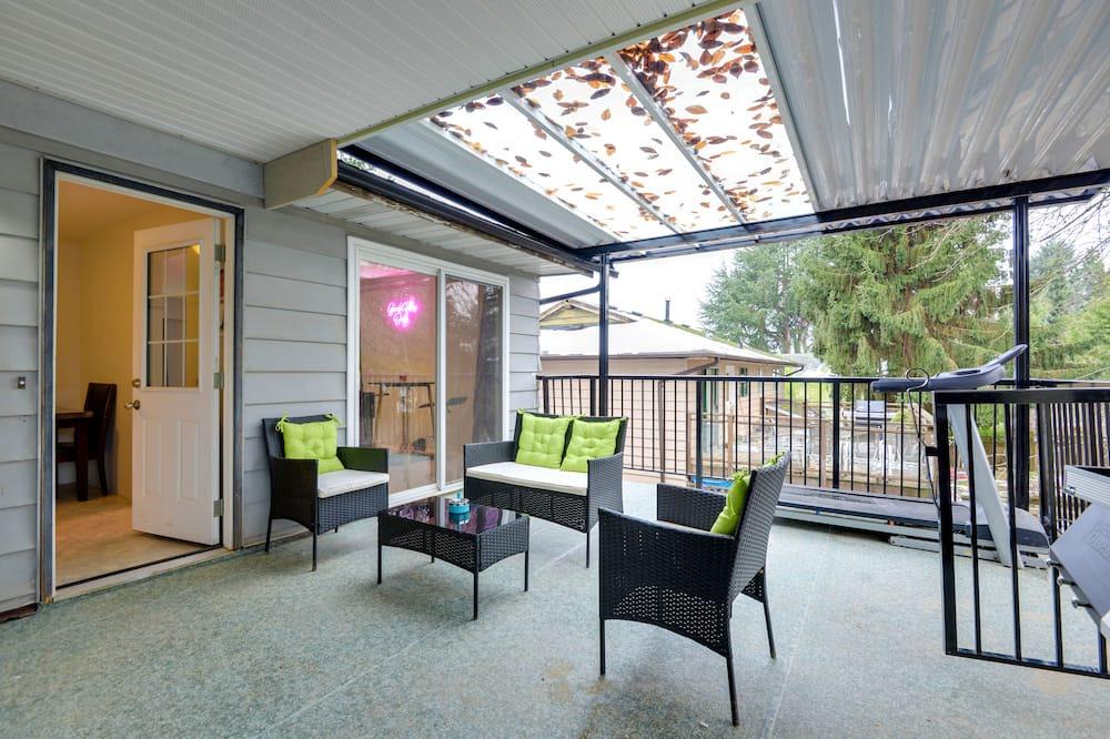Fleetwood House | SEPERATE BACK BASEMENT SUITES⭐️WITH WELL AMENITIES