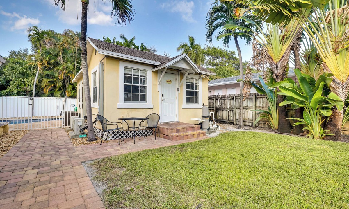 Harbordale House | Shared Pool & Backyard: Small & Cozy Guest House