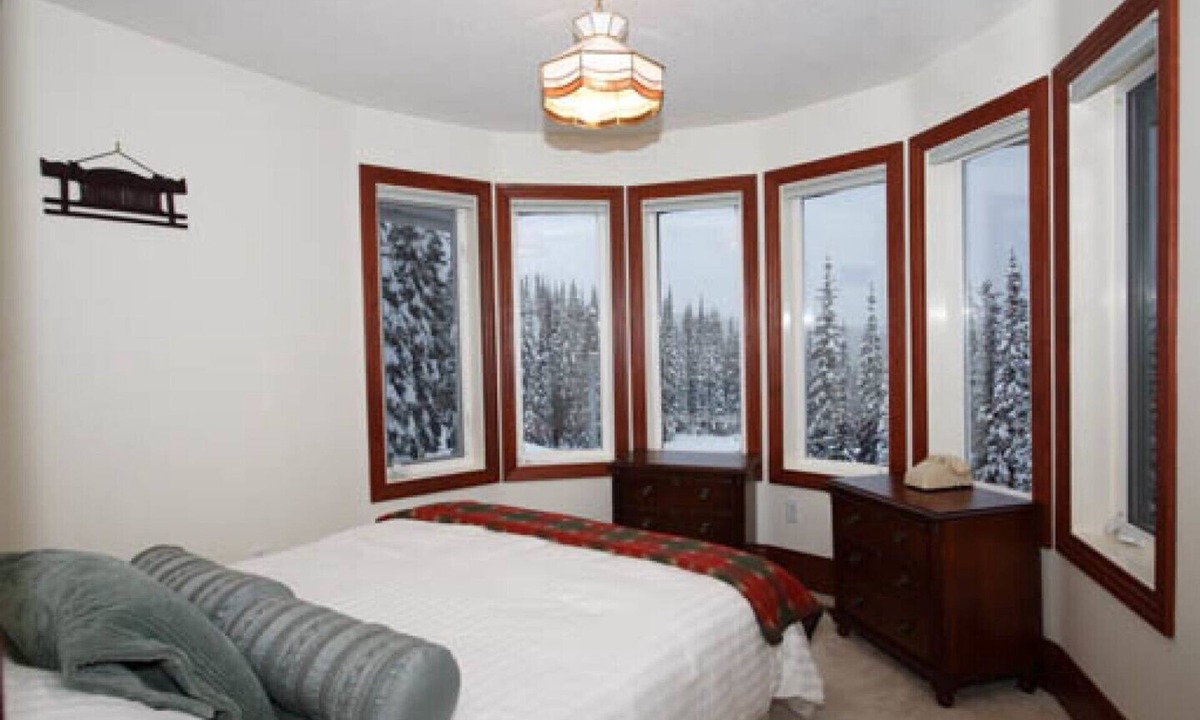 Silver Star Mountain House | Silver Star Accommodation -The Knight Star Lodge