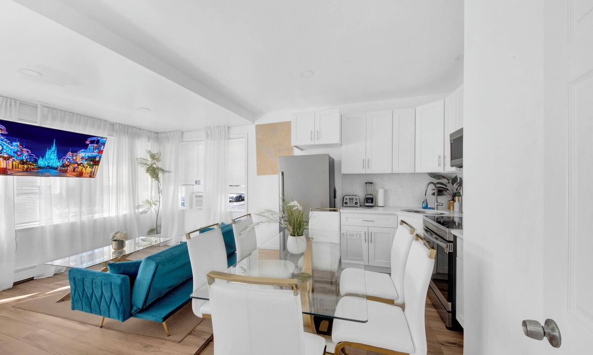 Bryn Mawr House | Spacious 2 Bedroom Home/Parking Included/Near NYC