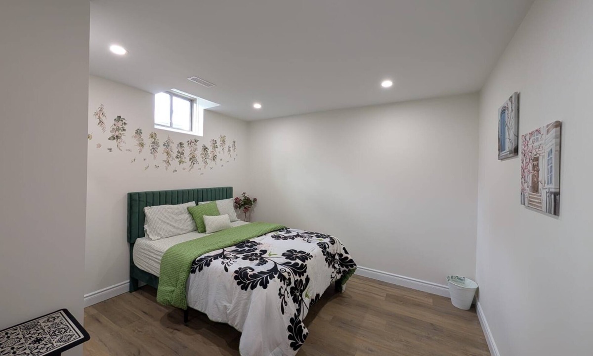 Markham House | Spacious 2-BR Basement Private Entrance Full Kitchen & Fast Wi-Fi