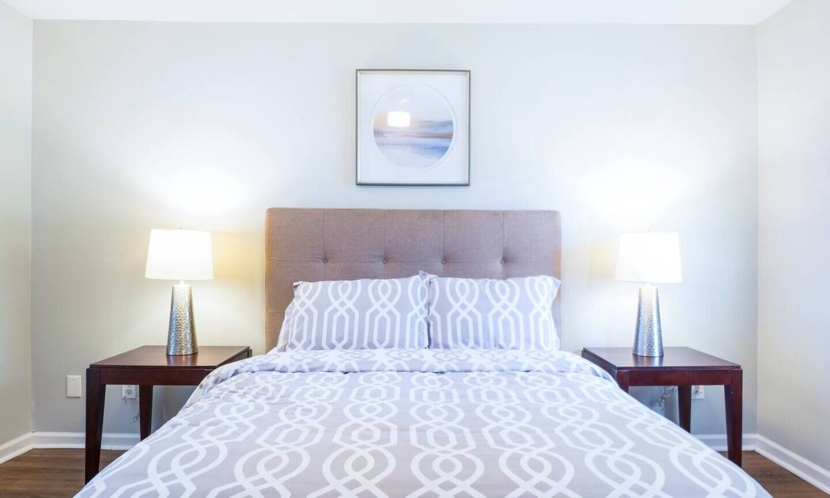 Calhoun House | Spacious 2BR Ideal for Long-Term Business Stays