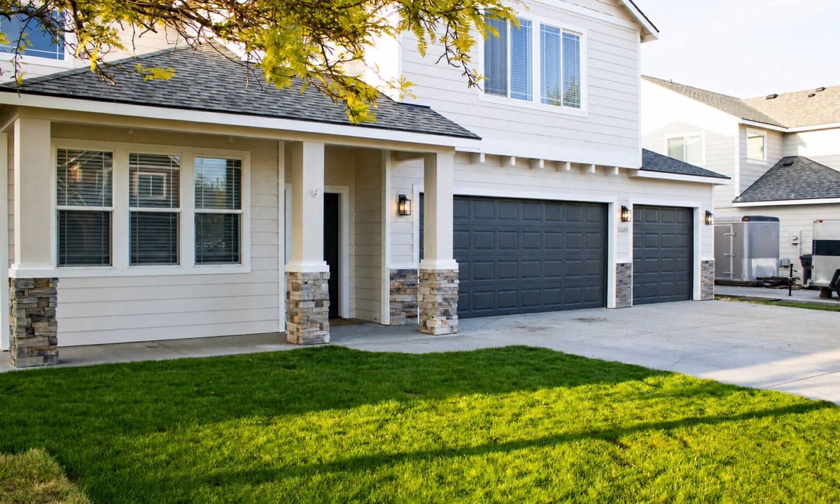 Pasco House | Spacious 5-bedroom 3-bathroom house in charming West Pasco with Central A/C.