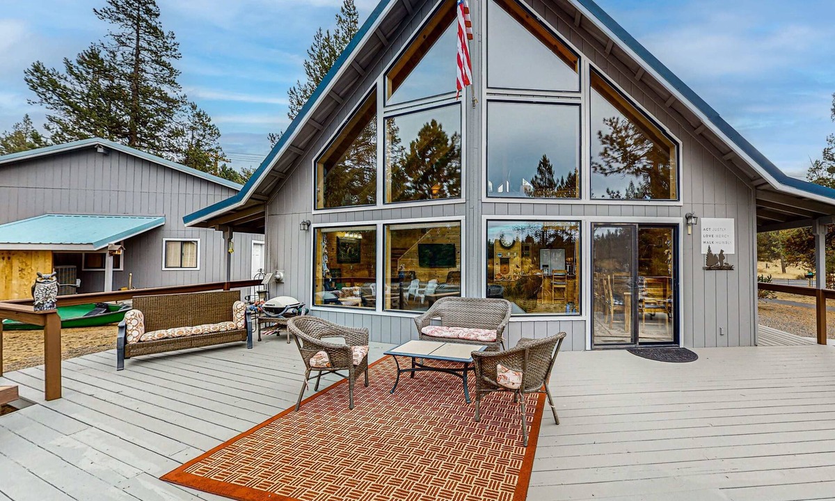 La Pine House | Spacious cabin with bunk house, game room, river view, patio, and fire pit