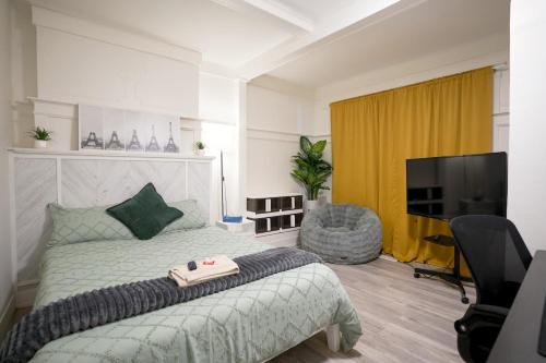 Parkdale House | Spacious Room with Large TV & Standing Desk