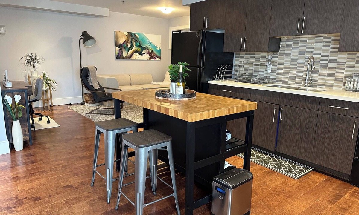 Hastings House | Spacious Vancouver Suite