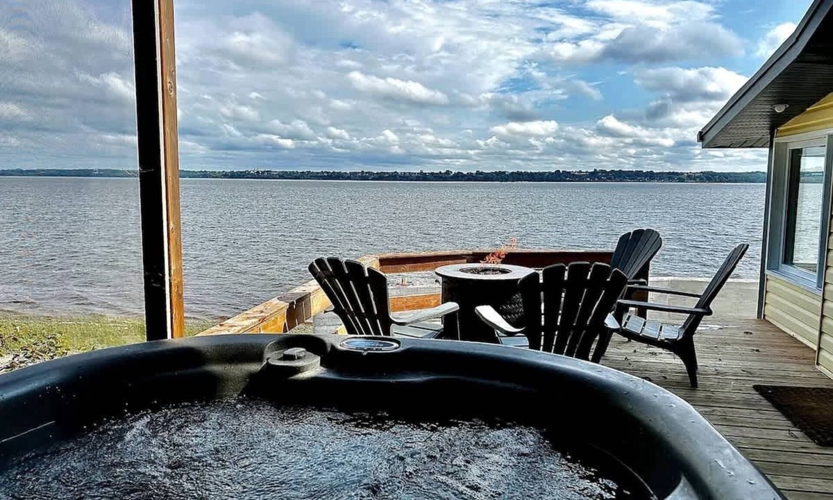Grondines Cottage | St. Lawrence River, BBQ, Hot Tub & Fire Pit