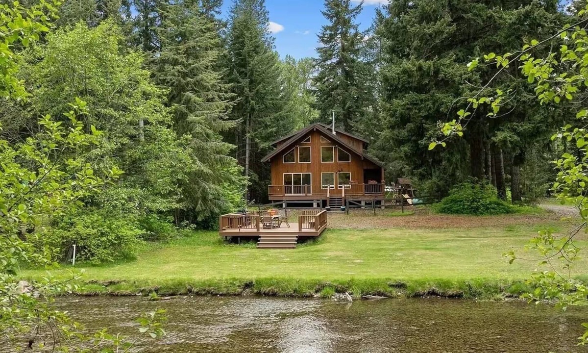 Easton House | Starlight Riverfront Lodge - Directly on the Yakima River with a Hot Tub