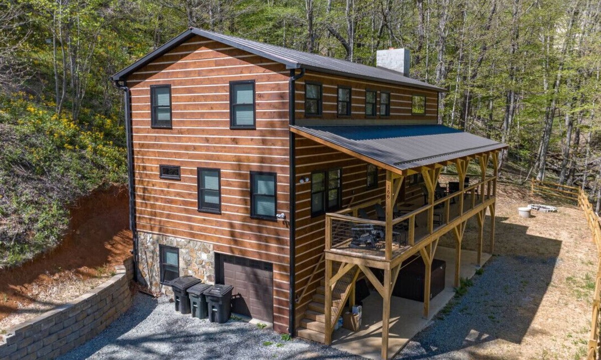 Boone Cabin | Steps2town, secluded Mountainview Cabins, sleeps20
