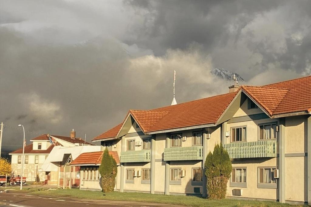 Smithers Hotel | Stork Nest Inn