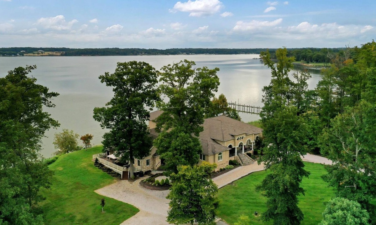 Earlville Villa | Stunning waterfront villa, indoor pool, kids swingset