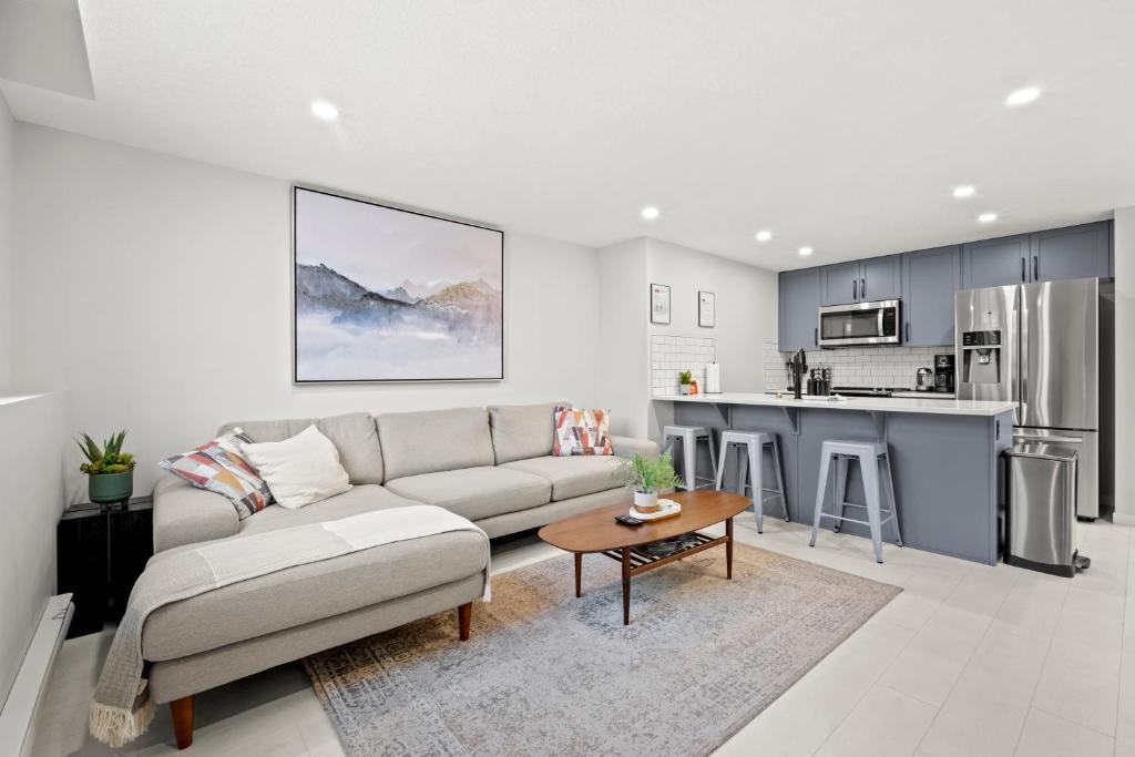 Keith Apartment | Stylish & Comfy Mountain Escape King Bed PS5!