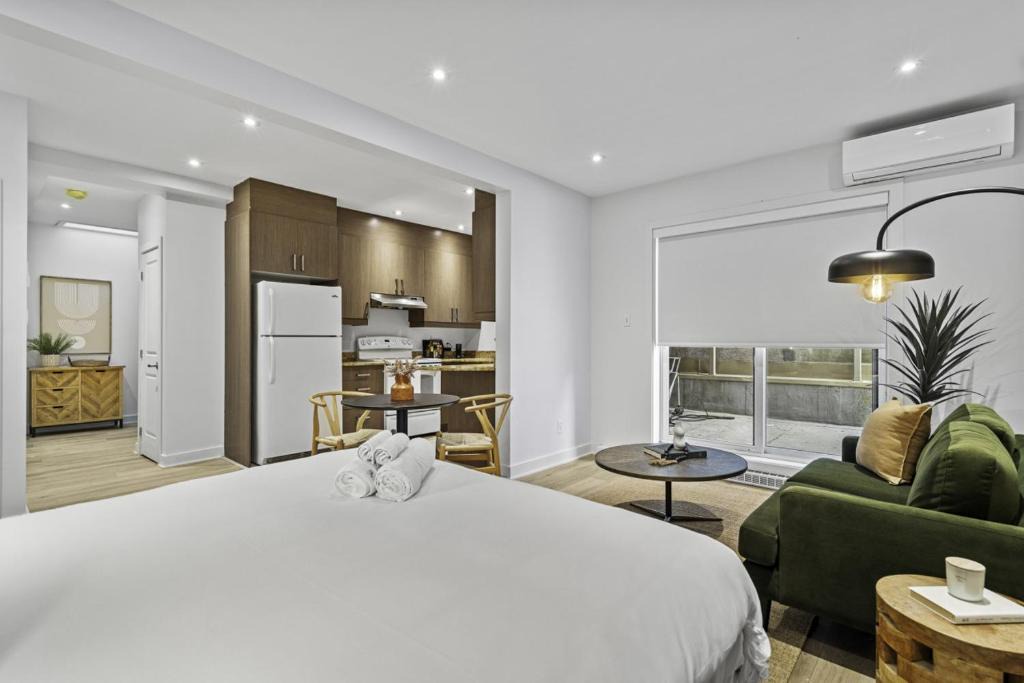 Little Italy Apartment | Stylish Open-Space Studio by Jean Talon Market