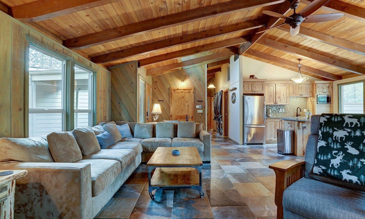 Overlook Park House | Sunriver Modern Lodge – Hot Tub & Bikes Included