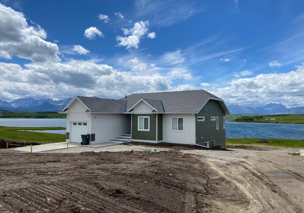 Mountain View House | Thistle Ridge (Lower) New Waterton Lakes Area Waterfront Home