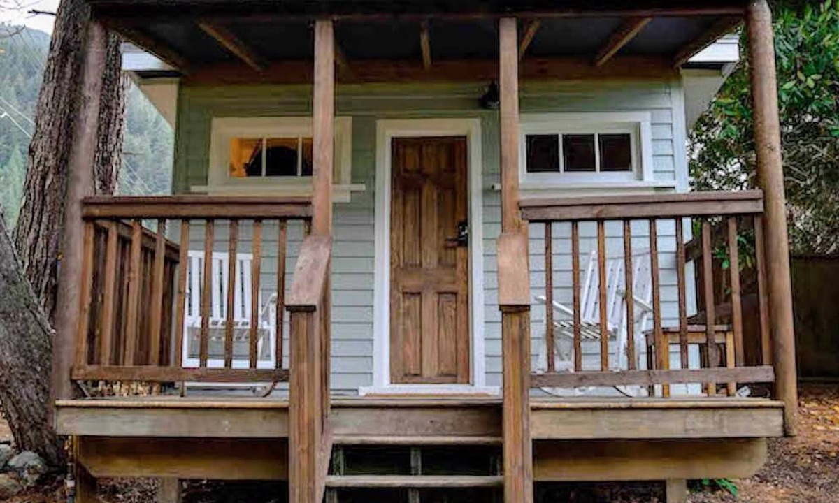 Harrison Hot Springs Cottage | Tiny cottage with kitchenette