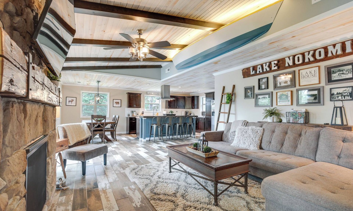 Tomahawk Cabin | Tranquil Lakefront Cabin: Fire Pit, Grill & Patio