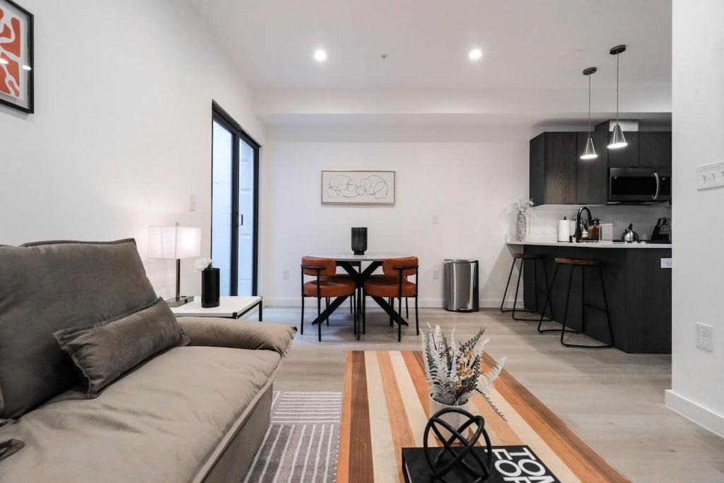 Shaw Apartment | Unit 1 Stylish Studio with King Bed and Sofa Bed