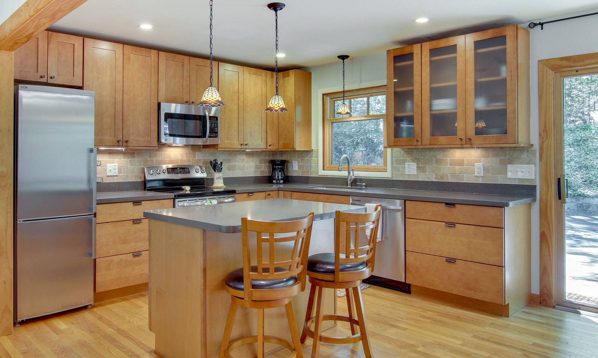 Black Mountain Cottage | Updated Black Mountain Vacation Rental w/ Deck!