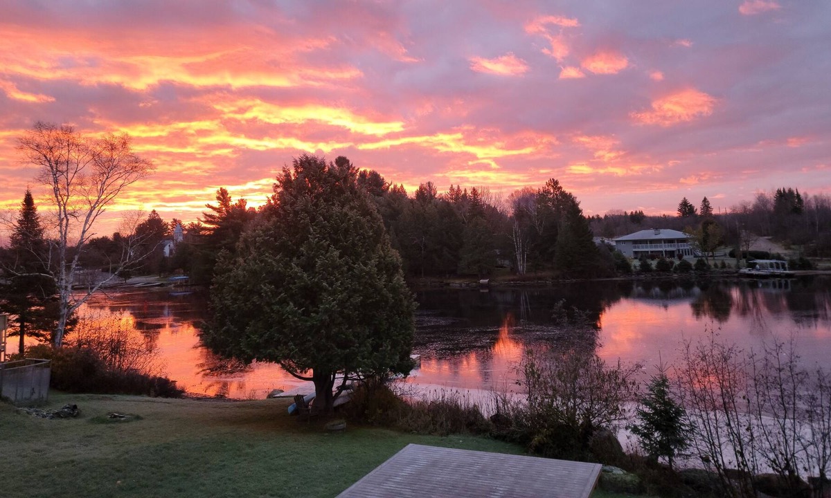 Magnetawan House | Water front location minutes to all amenities