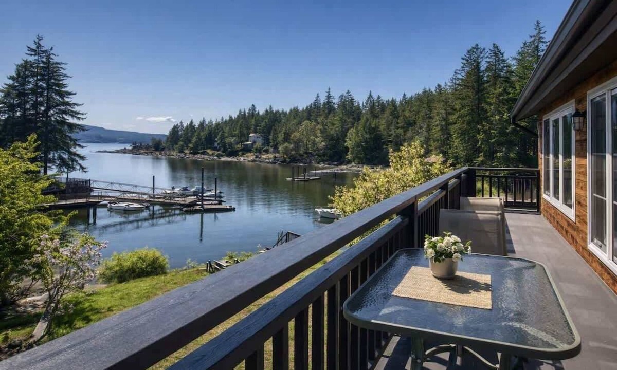 Halfmoon Bay House | *WATERfront 2 bed 2 bath Oasis* Sleeps 6!
