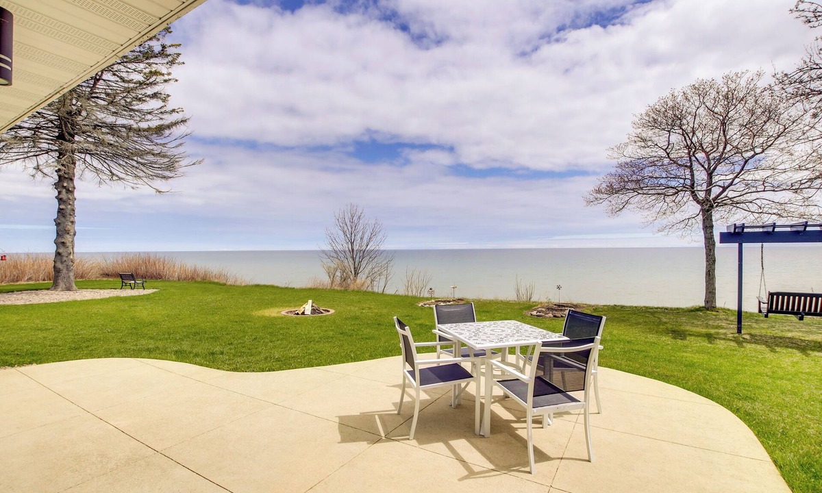 Algoma Cottage | Waterfront Algoma Vacation Rental on Lake Michigan