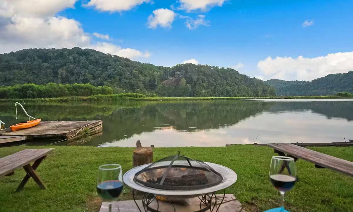 Draper House | Waterfront Cottage with Private Dock on Claytor Lake. Pet Friendly!