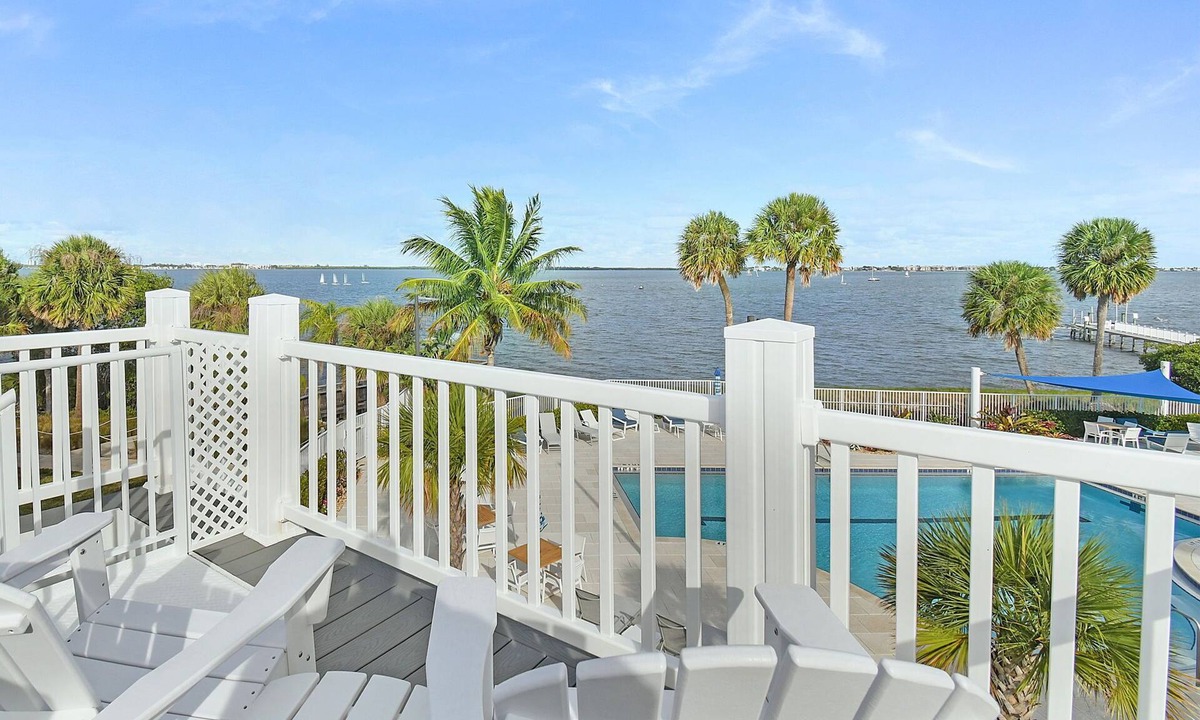 Jensen Beach Cottage | Waterfront End Unit SkyDeck, Resort Pool & River Views