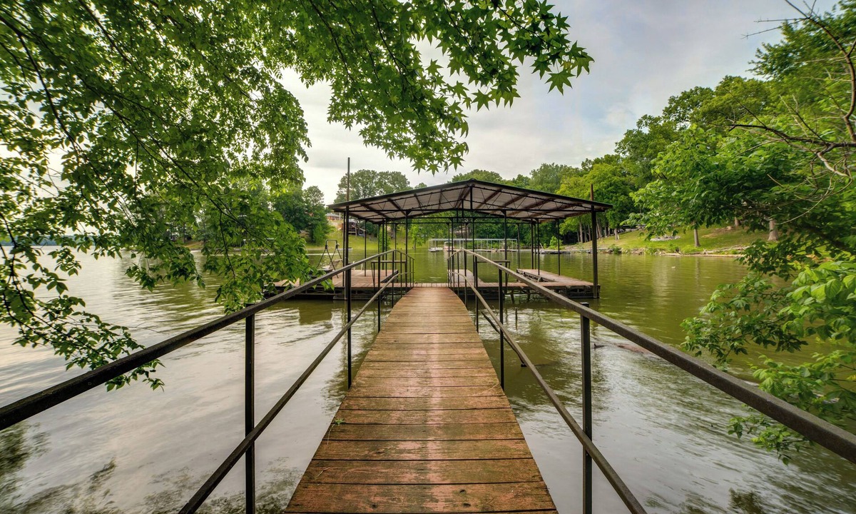 Cadiz House | Waterfront Group Getaway Near Land Btwn the Lakes
