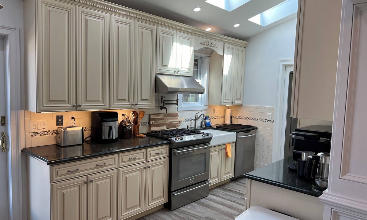 Long Island House | Waterfront Luxury: Brick Ranch - Summer Dream!