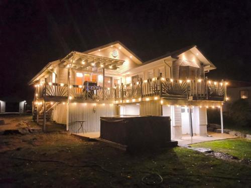 Saint Zenon Ski Chalet | Waterfront with Spa - Etoile Filante