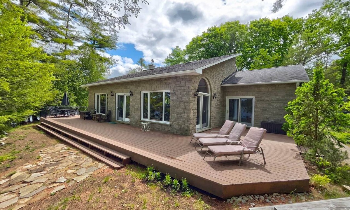 Rideau Lakes House | Water’s Edge | 300’ Waterfront on Clear Lake