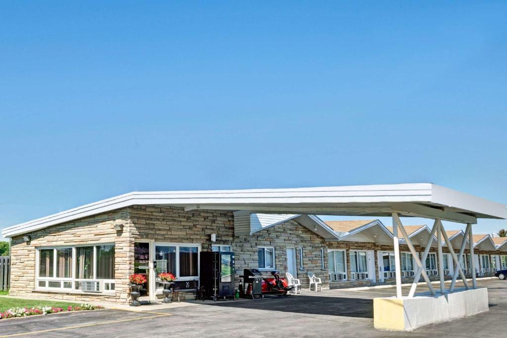 Rosemount Hotel | Weber Inn KItchener