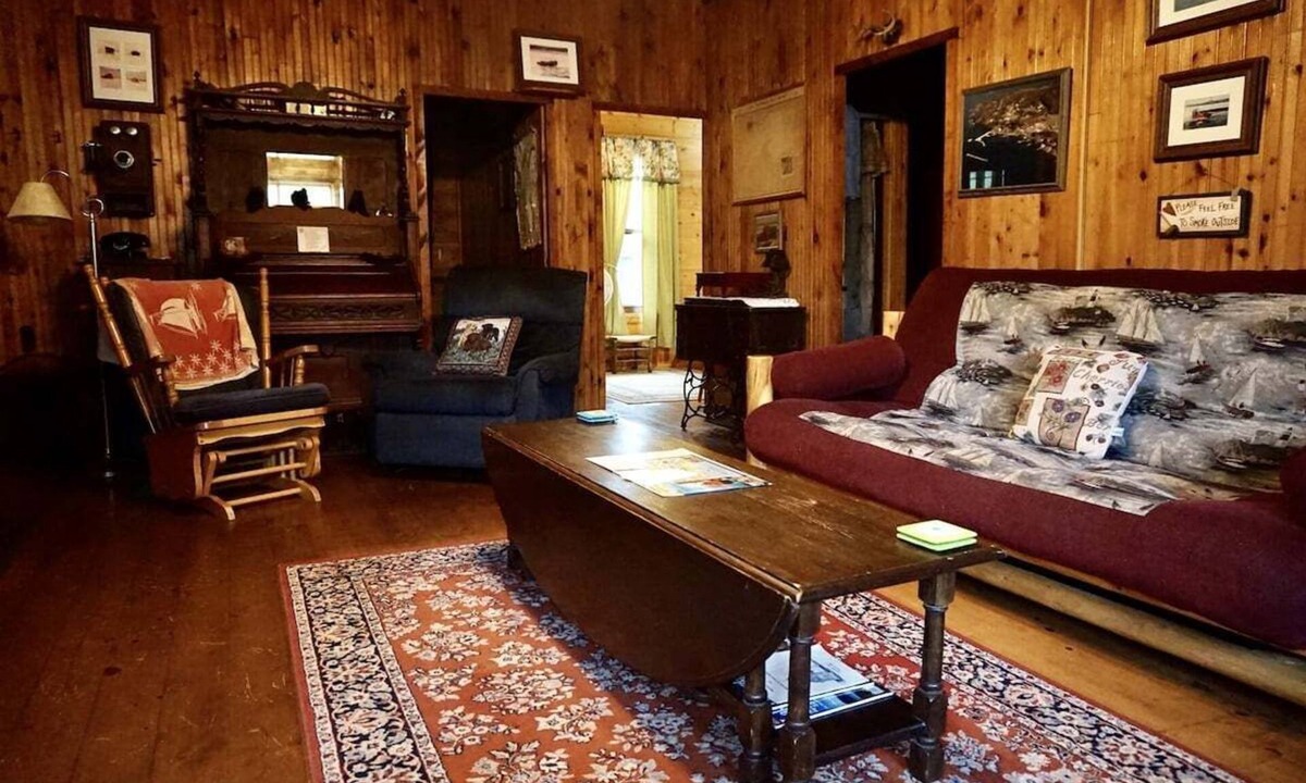 La Pointe Cabin | Weisel Cabin - Nostalgic Cabin located within walk