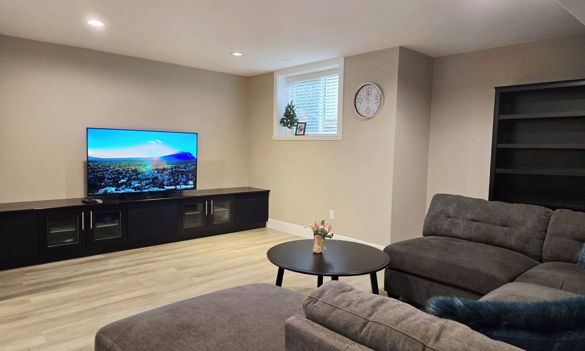 Surrey House | Willow Stay-Private 2-Bedroom Suite