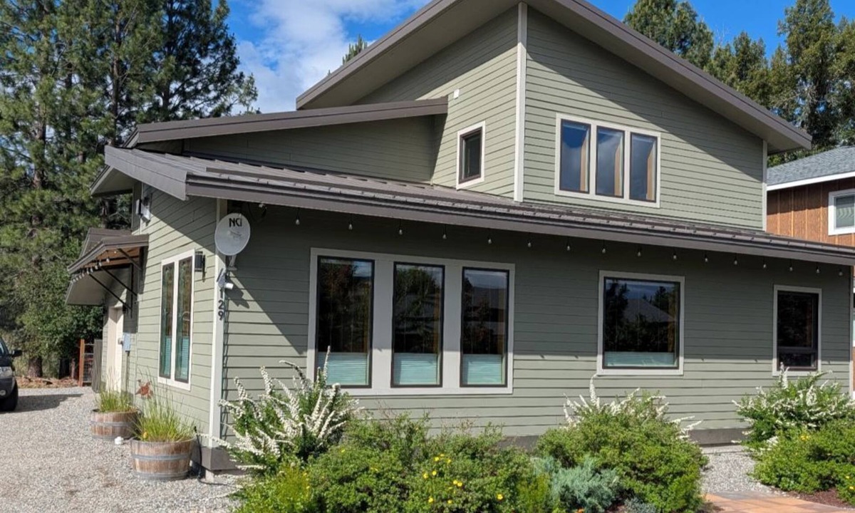 Winthrop House | Wolf House: Winthrop Trailside Luxury Sleeps 6 w 2 private suites + Den