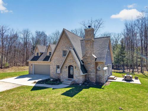 Sturgeon Bay House | Wooded Egg Harbor Escape- Pinball Bunks Privacy