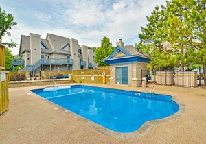 Bright, lofty condo w/2 decks & shared pool, tennis - walk to lift