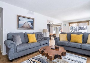 Chalet Blue Mountain 3BR & 3BTH Walk-in to Village