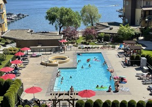 Lakefront, pool, hot tub, exc room. Book now for Aug 16