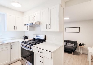 PET FRIENDLY-VANCOUVER 2BR GARDEN SUITE FOR 4