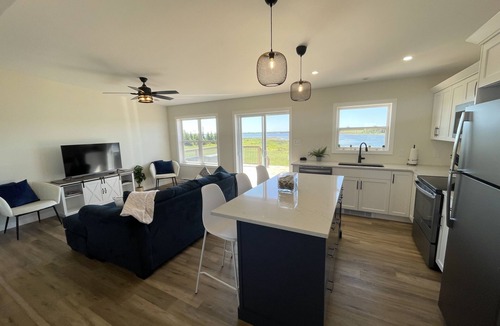 Anglo Rustico Cottage | 12% off July dates- Only a 5 Minute Walk From Beautiful North Shore Beach