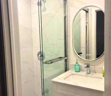 Trinity - Bellwoods House | 194 Bright Private BR with Ensuite on Bathurst