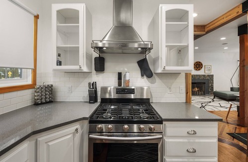 Enumclaw Condo | 1st floor in Duplex Chic 1BR Close to Mt. Rainier