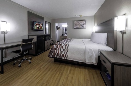 Charlottesville Hotel | 2 Affordable & Modern Rooms w/Parking & Bfast | Close to Dining & Wine Trails