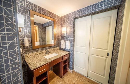 Kutzky Park Hotel | 2 Comfortable Accommodation! Kitchen, Pet-Friendly, Indoor Pool, Free Breakfast!