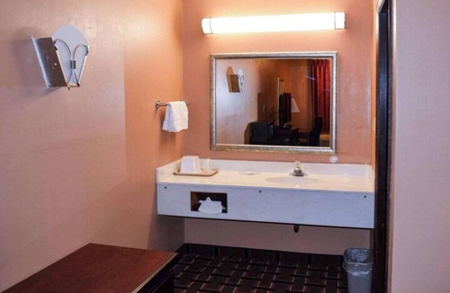Richburg Hotel | 2 Convenient rooms equipped with practical, essential features for your comfort