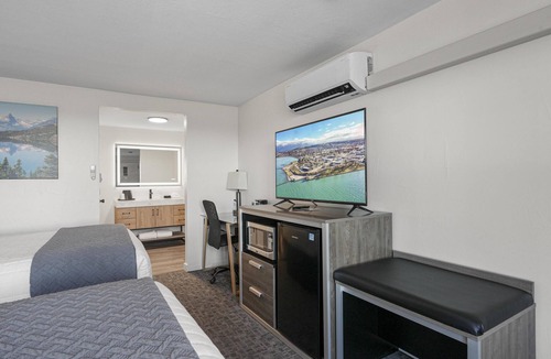 Polson Hotel | 2 Double Beds, Partial Lake View